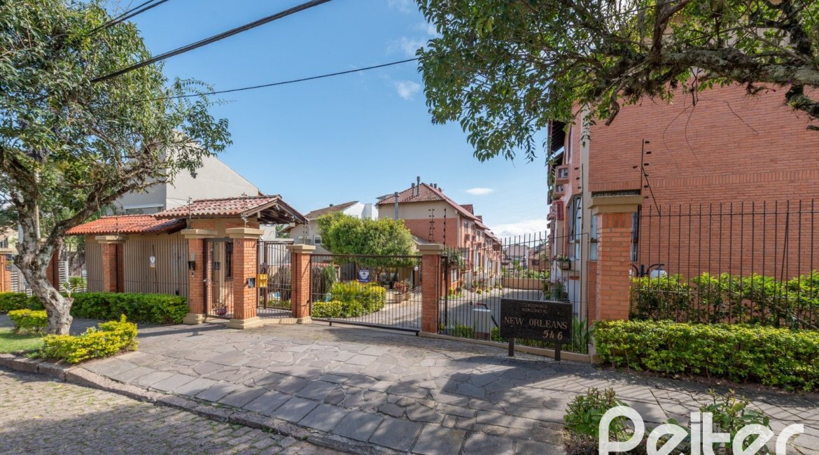 Casa em Condomínio à venda com 145m², 3 dormitórios, 1 suíte, 2 vagas, no bairro Tristeza em Porto Alegre