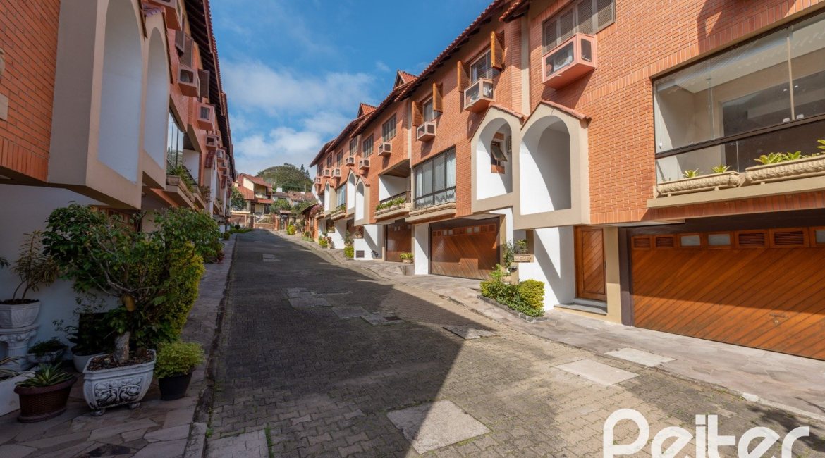 Casa em Condomínio à venda com 145m², 3 dormitórios, 1 suíte, 2 vagas, no bairro Tristeza em Porto Alegre