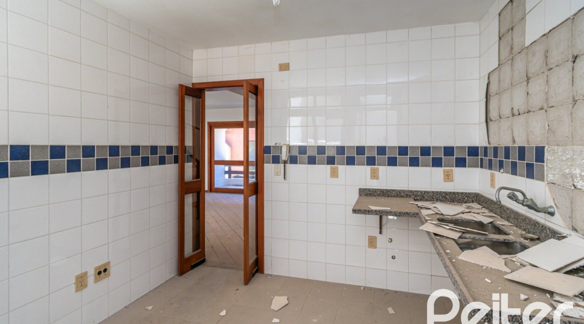 Casa em Condomínio à venda com 145m², 3 dormitórios, 1 suíte, 2 vagas, no bairro Tristeza em Porto Alegre