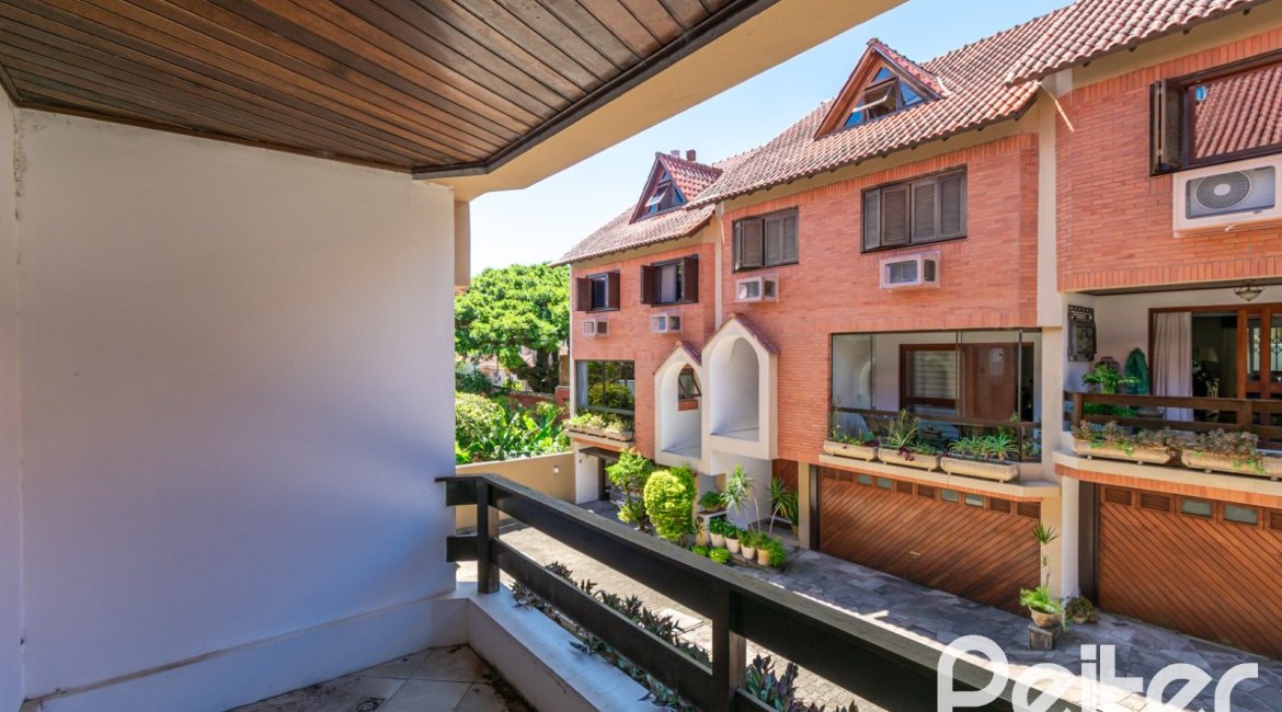 Casa em Condomínio à venda com 145m², 3 dormitórios, 1 suíte, 2 vagas, no bairro Tristeza em Porto Alegre