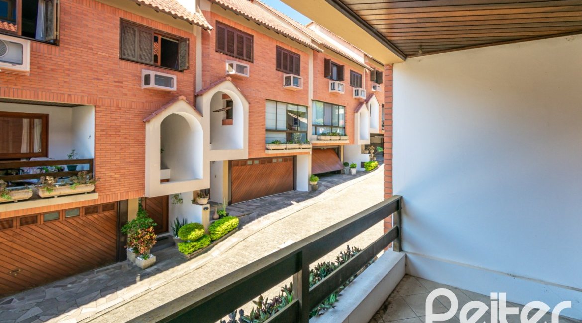 Casa em Condomínio à venda com 145m², 3 dormitórios, 1 suíte, 2 vagas, no bairro Tristeza em Porto Alegre