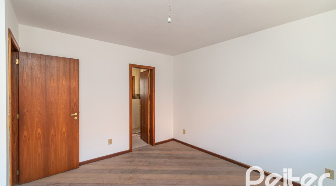 Casa em Condomínio à venda com 145m², 3 dormitórios, 1 suíte, 2 vagas, no bairro Tristeza em Porto Alegre