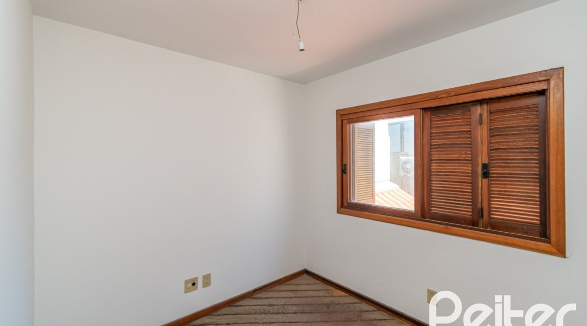 Casa em Condomínio à venda com 145m², 3 dormitórios, 1 suíte, 2 vagas, no bairro Tristeza em Porto Alegre