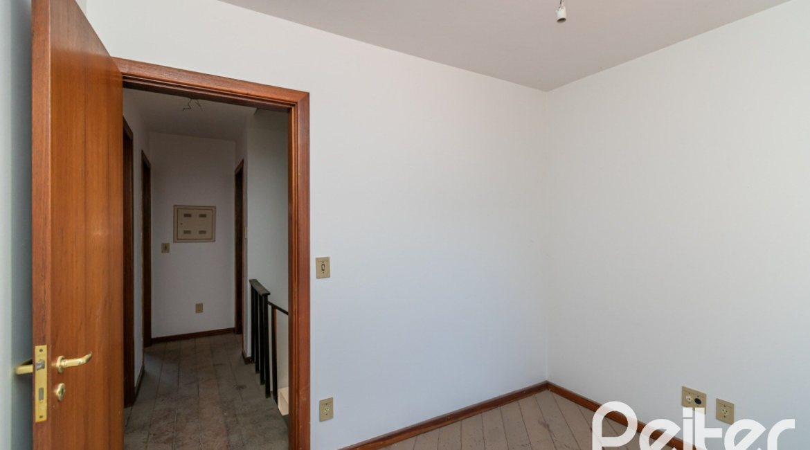 Casa em Condomínio à venda com 145m², 3 dormitórios, 1 suíte, 2 vagas, no bairro Tristeza em Porto Alegre