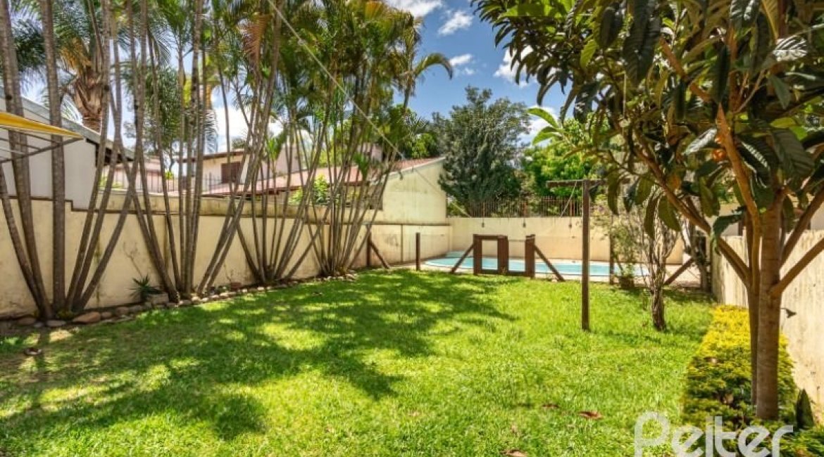 Casa à venda com 184m², 3 dormitórios, 1 suíte, 3 vagas, no bairro Ipanema em Porto Alegre