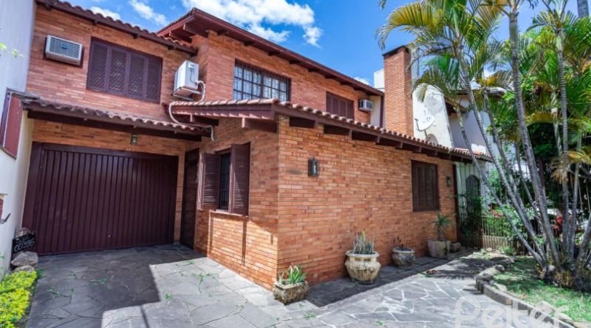 Casa à venda com 184m², 3 dormitórios, 1 suíte, 3 vagas, no bairro Ipanema em Porto Alegre
