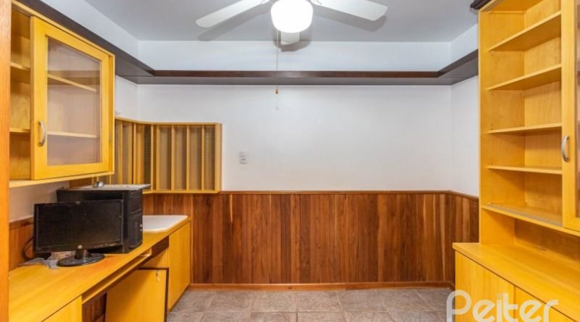 Casa à venda com 184m², 3 dormitórios, 1 suíte, 3 vagas, no bairro Ipanema em Porto Alegre