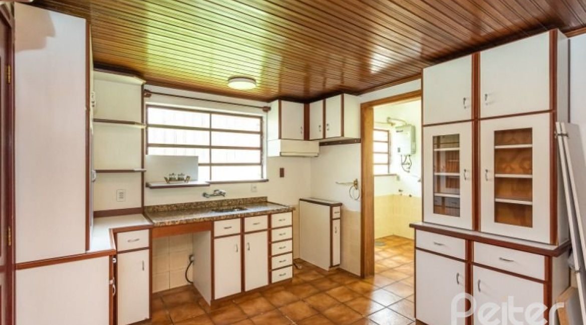 Casa à venda com 184m², 3 dormitórios, 1 suíte, 3 vagas, no bairro Ipanema em Porto Alegre