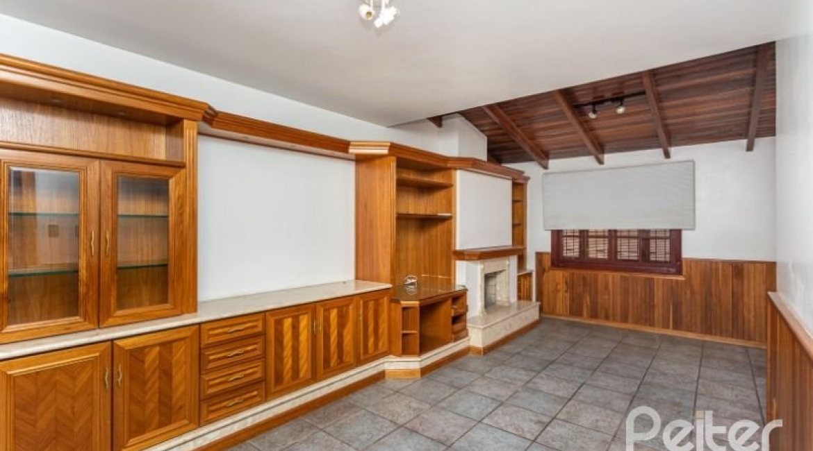 Casa à venda com 184m², 3 dormitórios, 1 suíte, 3 vagas, no bairro Ipanema em Porto Alegre