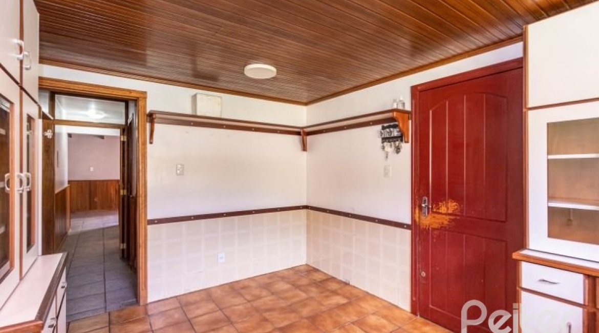 Casa à venda com 184m², 3 dormitórios, 1 suíte, 3 vagas, no bairro Ipanema em Porto Alegre