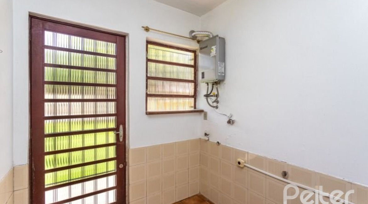 Casa à venda com 184m², 3 dormitórios, 1 suíte, 3 vagas, no bairro Ipanema em Porto Alegre