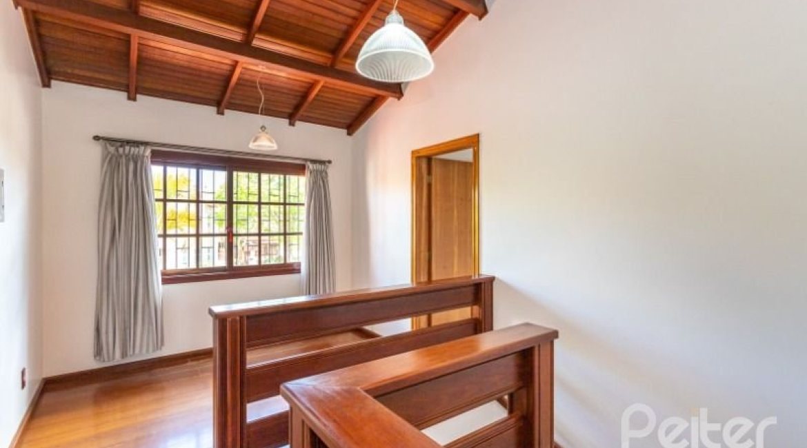 Casa à venda com 184m², 3 dormitórios, 1 suíte, 3 vagas, no bairro Ipanema em Porto Alegre