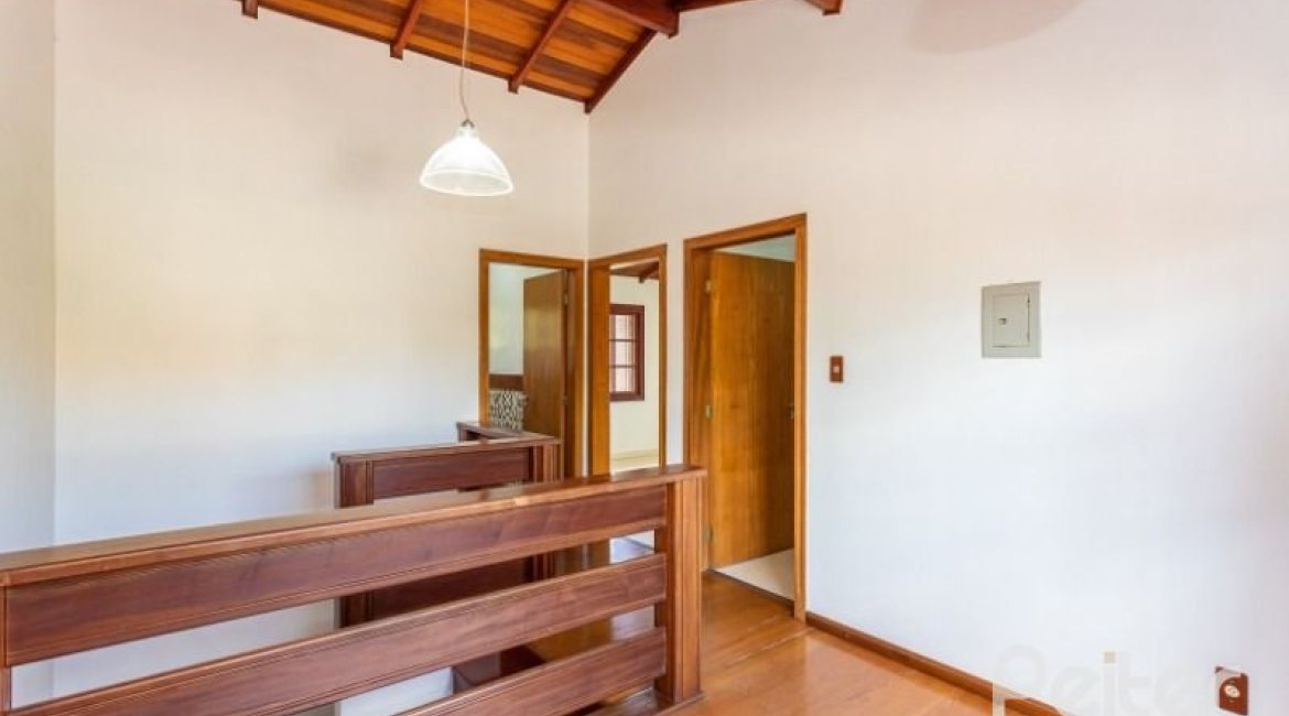 Casa à venda com 184m², 3 dormitórios, 1 suíte, 3 vagas, no bairro Ipanema em Porto Alegre