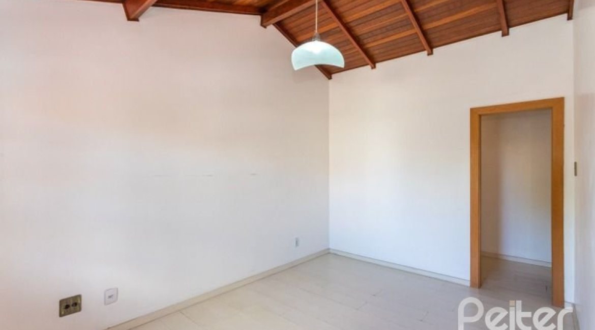 Casa à venda com 184m², 3 dormitórios, 1 suíte, 3 vagas, no bairro Ipanema em Porto Alegre