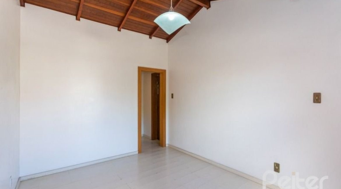 Casa à venda com 184m², 3 dormitórios, 1 suíte, 3 vagas, no bairro Ipanema em Porto Alegre