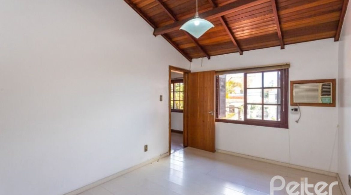 Casa à venda com 184m², 3 dormitórios, 1 suíte, 3 vagas, no bairro Ipanema em Porto Alegre