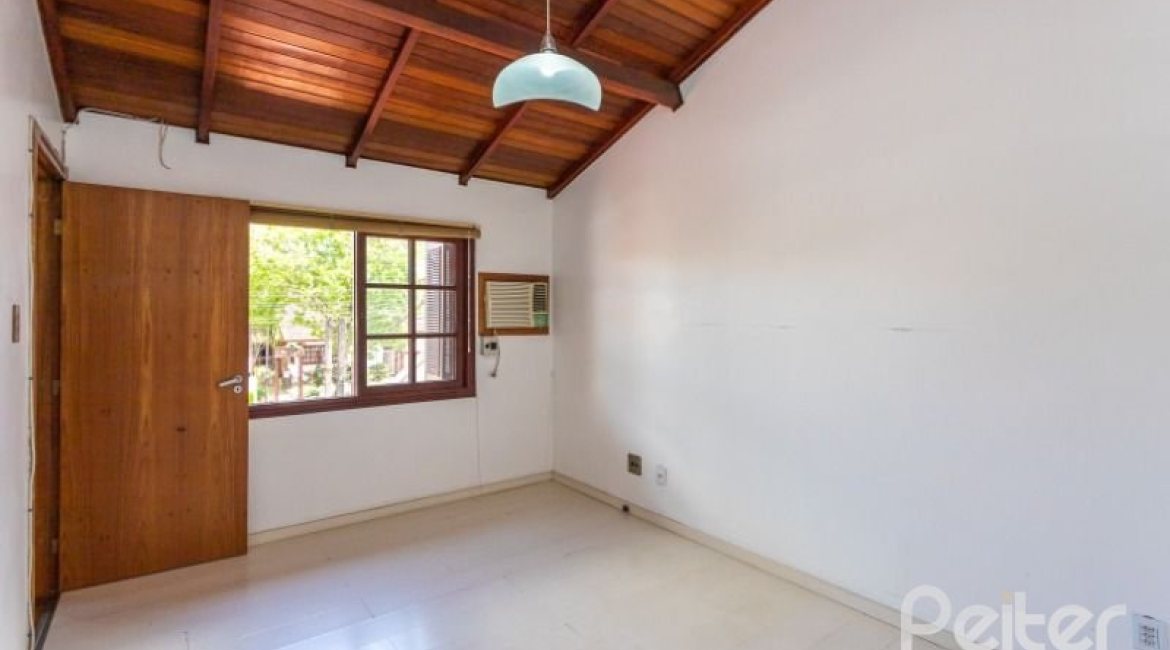 Casa à venda com 184m², 3 dormitórios, 1 suíte, 3 vagas, no bairro Ipanema em Porto Alegre