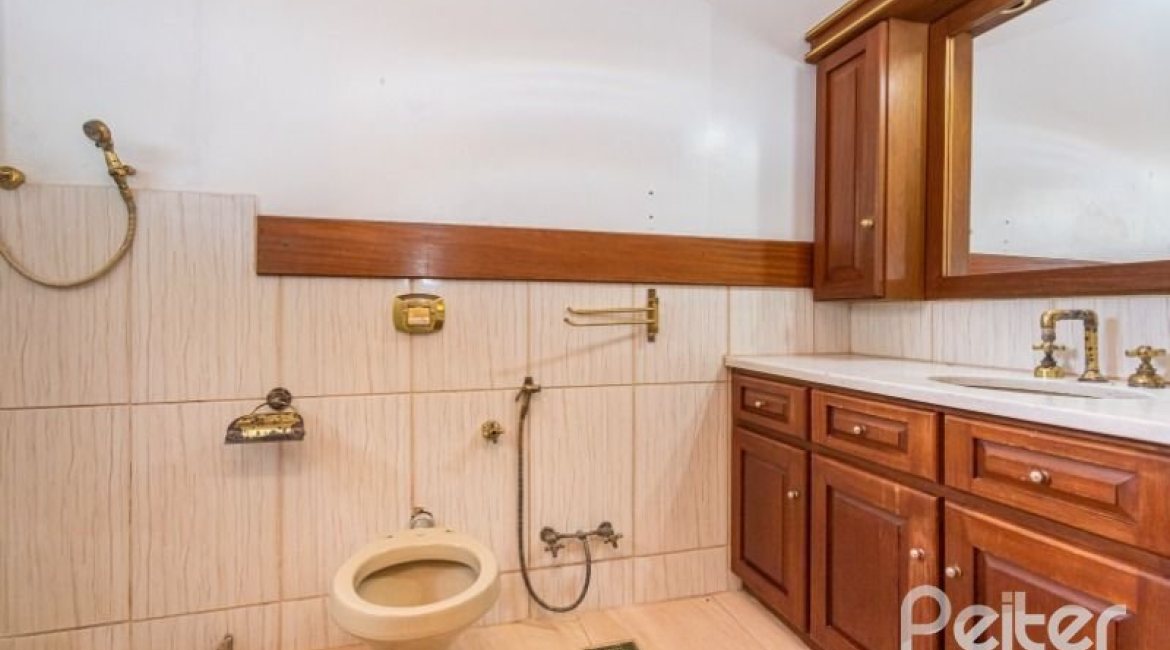 Casa à venda com 184m², 3 dormitórios, 1 suíte, 3 vagas, no bairro Ipanema em Porto Alegre