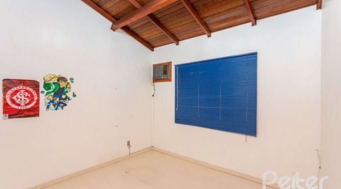 Casa à venda com 184m², 3 dormitórios, 1 suíte, 3 vagas, no bairro Ipanema em Porto Alegre