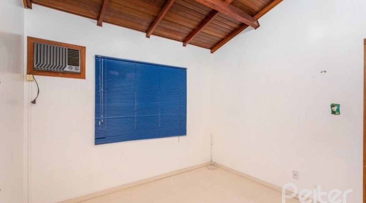 Casa à venda com 184m², 3 dormitórios, 1 suíte, 3 vagas, no bairro Ipanema em Porto Alegre