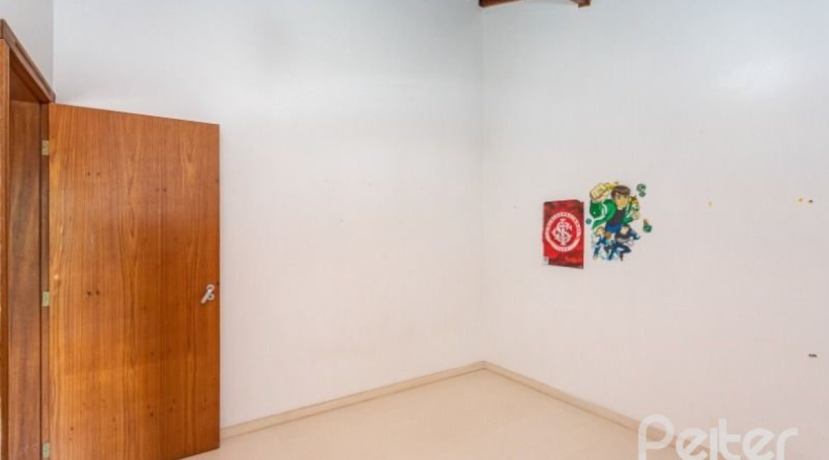 Casa à venda com 184m², 3 dormitórios, 1 suíte, 3 vagas, no bairro Ipanema em Porto Alegre