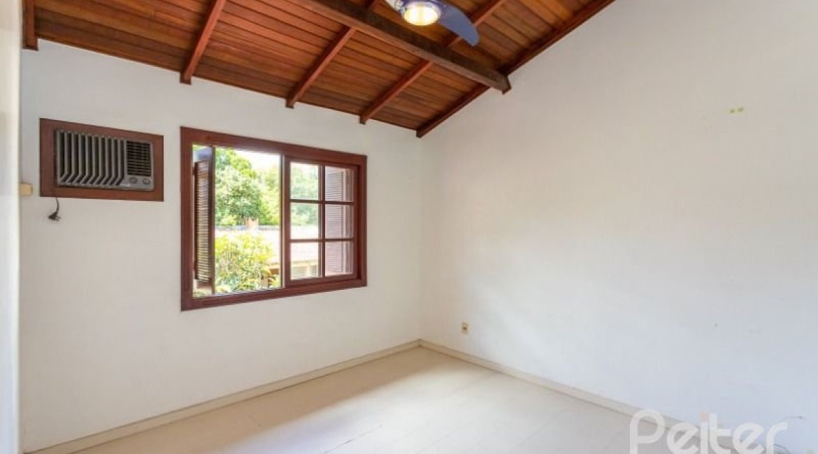 Casa à venda com 184m², 3 dormitórios, 1 suíte, 3 vagas, no bairro Ipanema em Porto Alegre