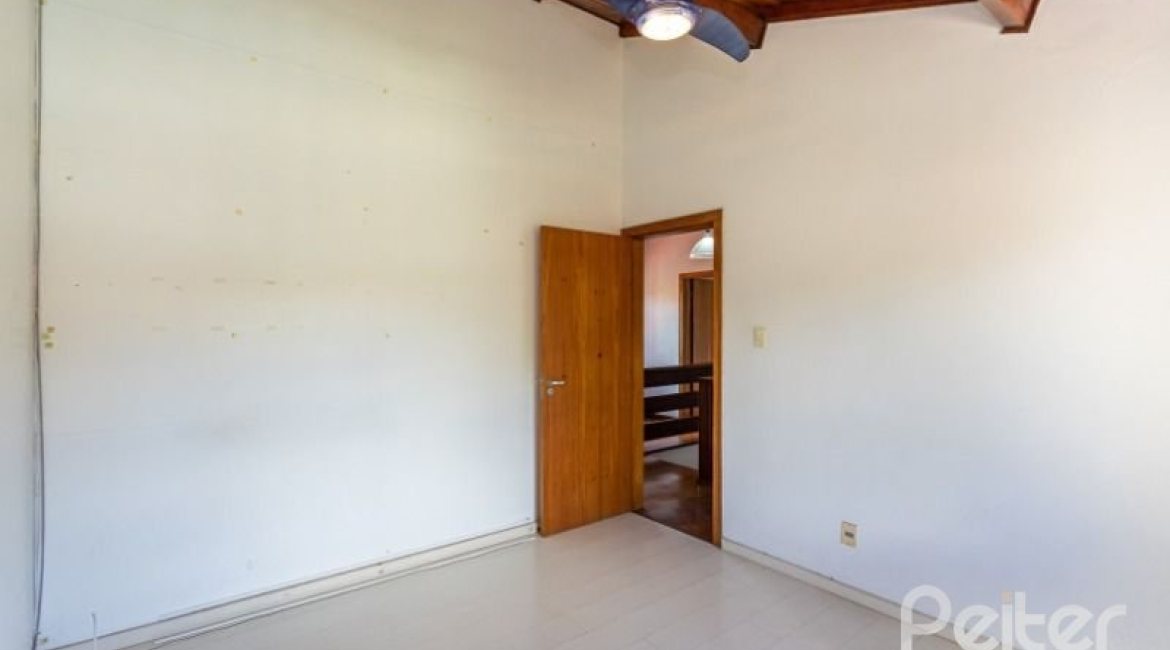 Casa à venda com 184m², 3 dormitórios, 1 suíte, 3 vagas, no bairro Ipanema em Porto Alegre