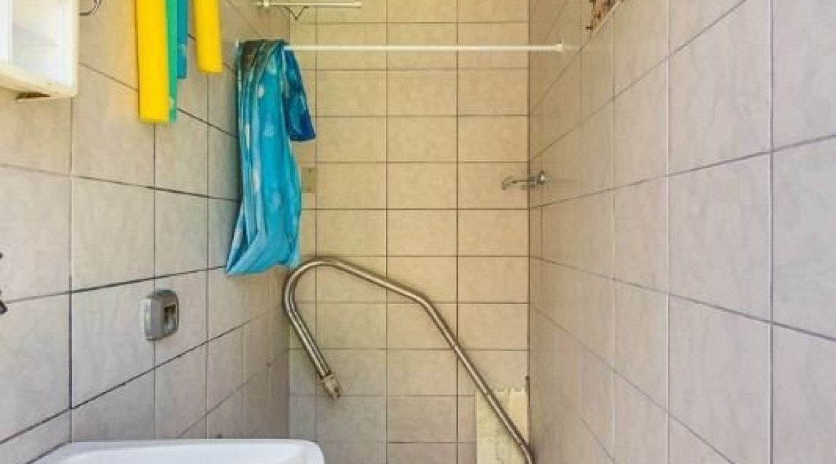 Casa à venda com 184m², 3 dormitórios, 1 suíte, 3 vagas, no bairro Ipanema em Porto Alegre