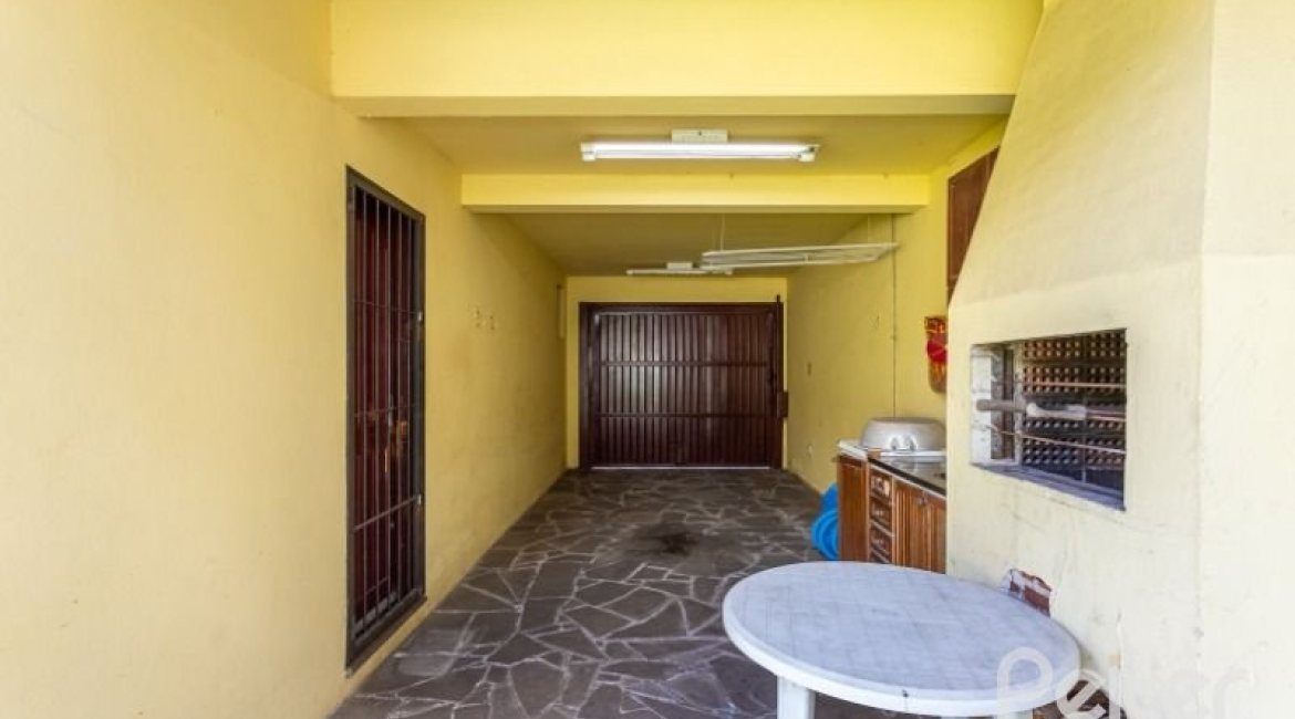 Casa à venda com 184m², 3 dormitórios, 1 suíte, 3 vagas, no bairro Ipanema em Porto Alegre