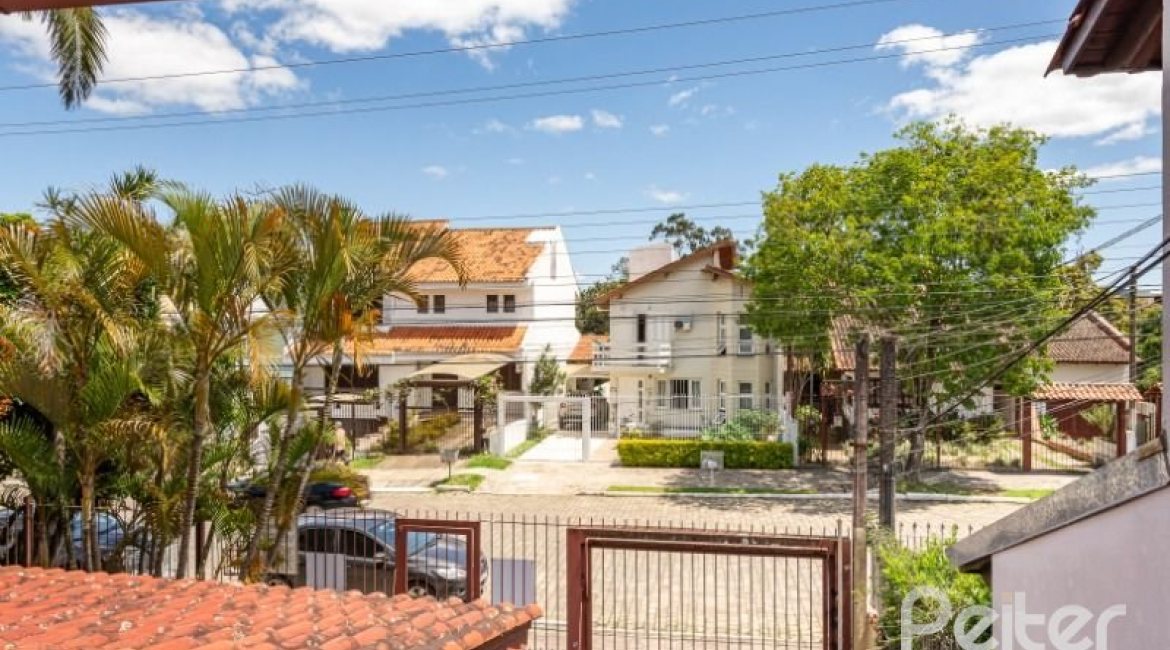 Casa à venda com 184m², 3 dormitórios, 1 suíte, 3 vagas, no bairro Ipanema em Porto Alegre