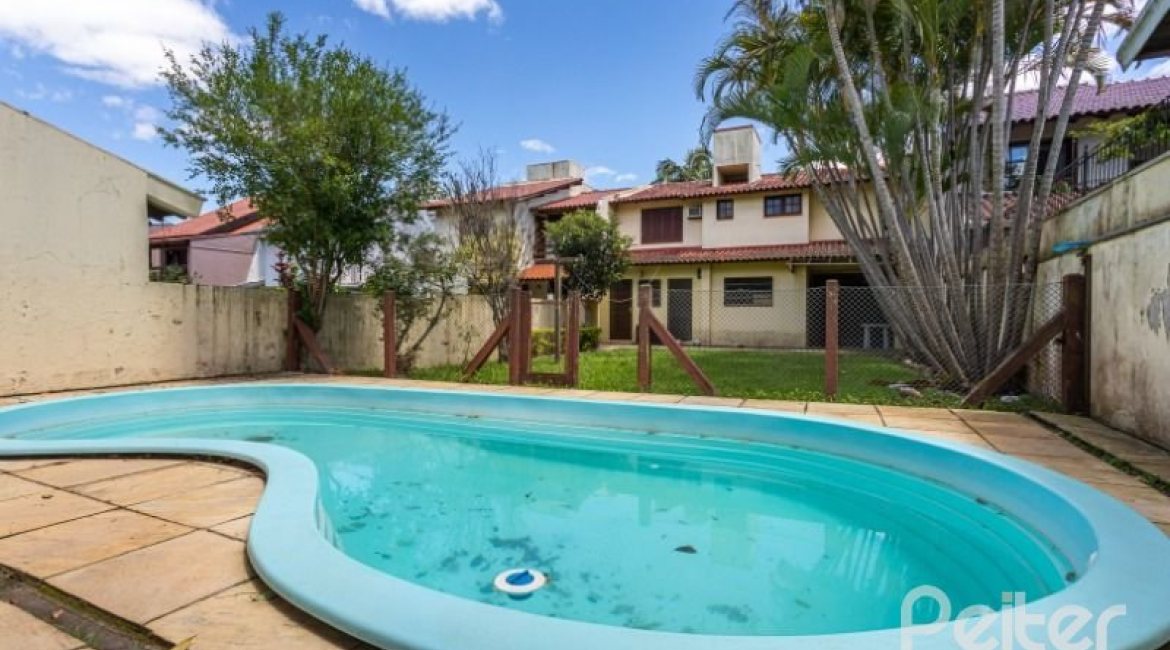 Casa à venda com 184m², 3 dormitórios, 1 suíte, 3 vagas, no bairro Ipanema em Porto Alegre