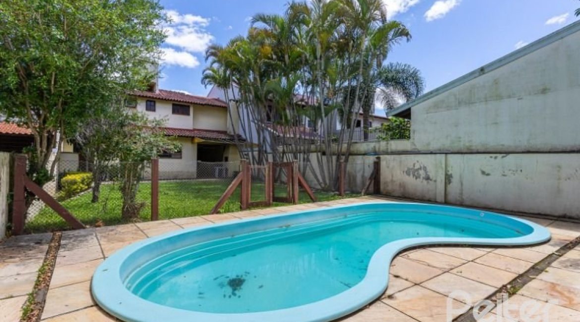 Casa à venda com 184m², 3 dormitórios, 1 suíte, 3 vagas, no bairro Ipanema em Porto Alegre