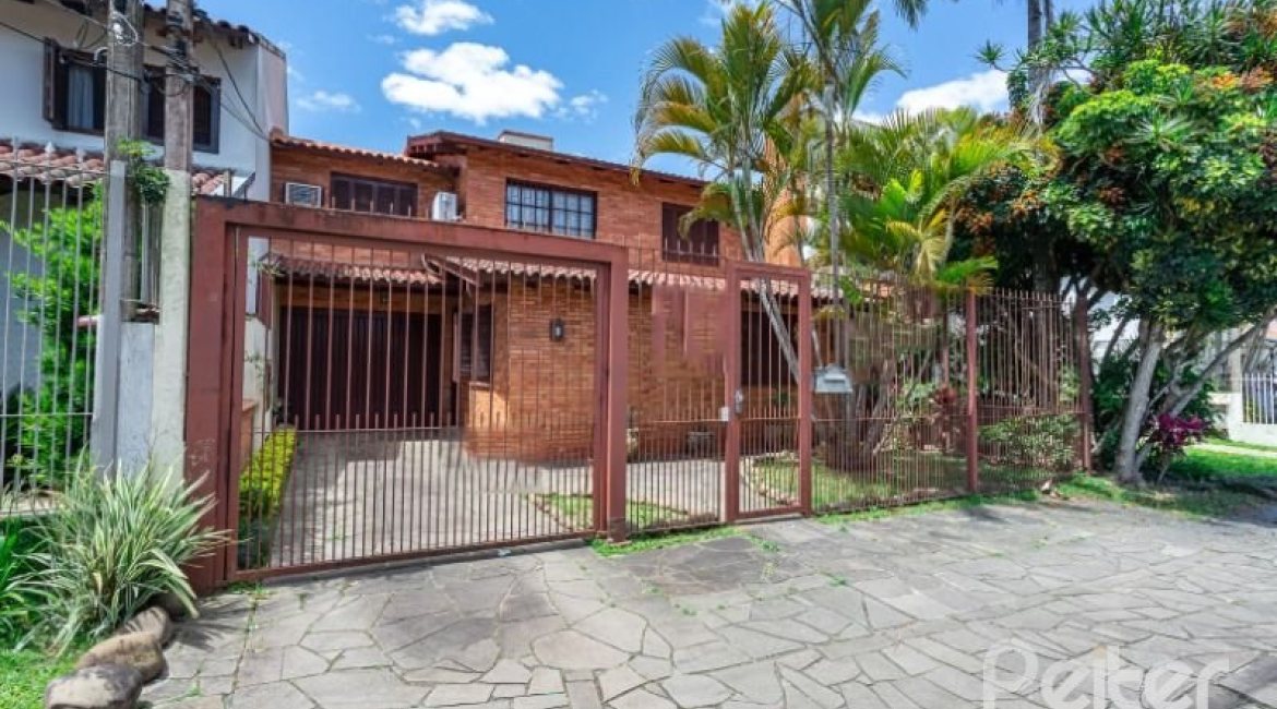 Casa à venda com 184m², 3 dormitórios, 1 suíte, 3 vagas, no bairro Ipanema em Porto Alegre