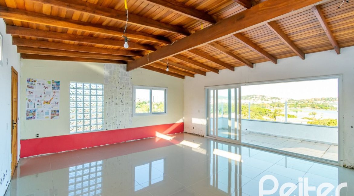 Casa à venda com 380m², 4 dormitórios, 2 suítes, 3 vagas, no bairro Vila Assunção em Porto Alegre