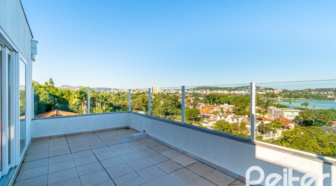 Casa à venda com 380m², 4 dormitórios, 2 suítes, 3 vagas, no bairro Vila Assunção em Porto Alegre