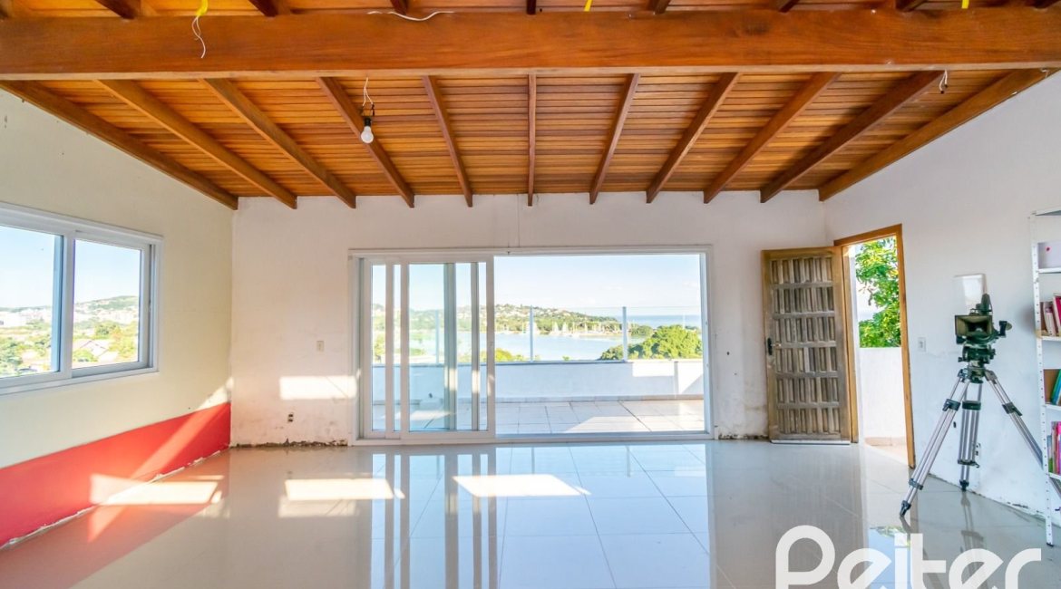 Casa à venda com 380m², 4 dormitórios, 2 suítes, 3 vagas, no bairro Vila Assunção em Porto Alegre