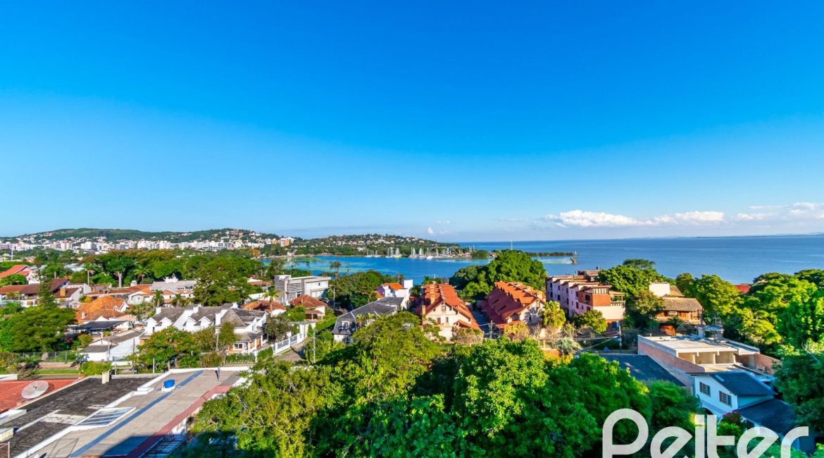 Casa à venda com 380m², 4 dormitórios, 2 suítes, 3 vagas, no bairro Vila Assunção em Porto Alegre