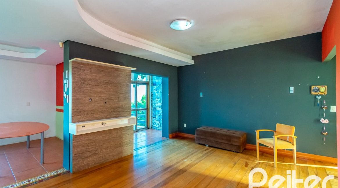 Casa à venda com 380m², 4 dormitórios, 2 suítes, 3 vagas, no bairro Vila Assunção em Porto Alegre