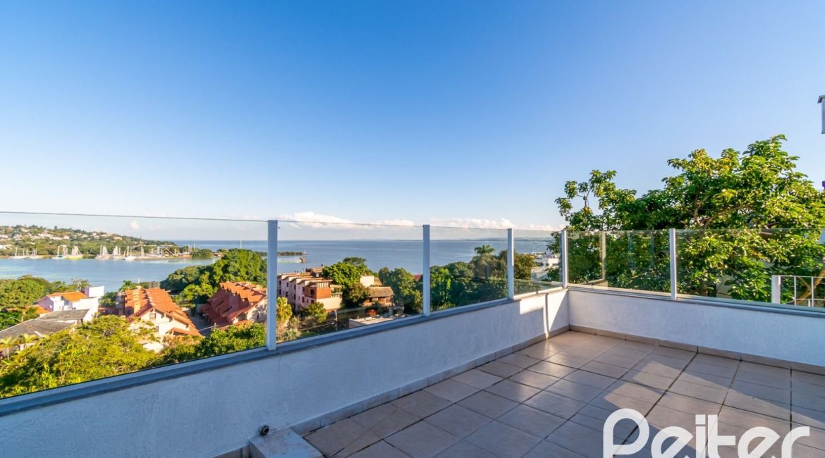 Casa à venda com 380m², 4 dormitórios, 2 suítes, 3 vagas, no bairro Vila Assunção em Porto Alegre