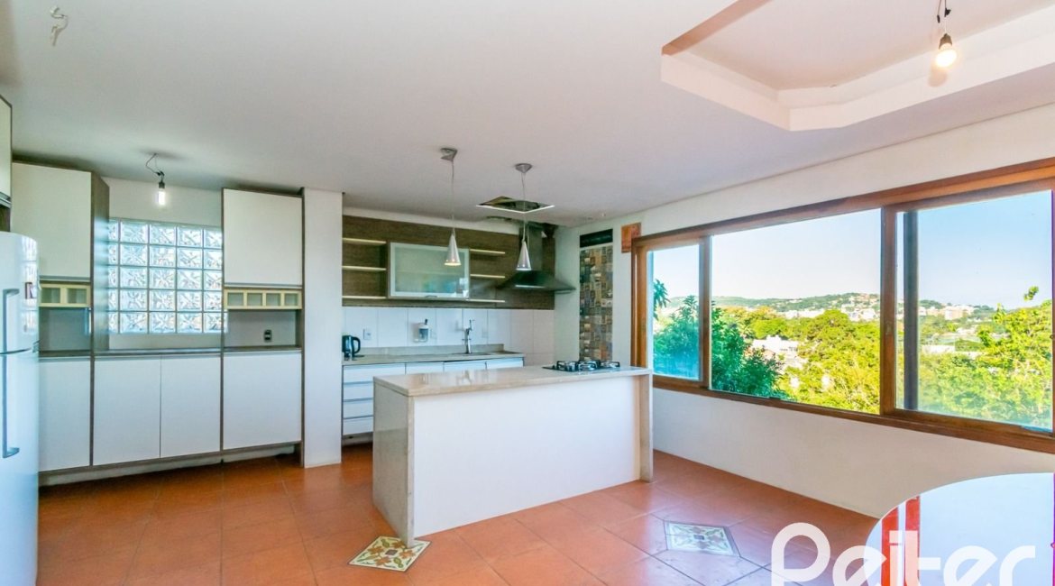 Casa à venda com 380m², 4 dormitórios, 2 suítes, 3 vagas, no bairro Vila Assunção em Porto Alegre