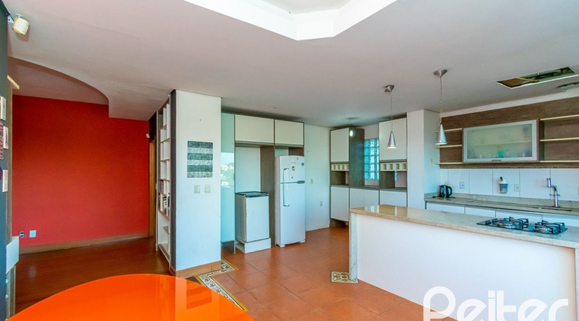 Casa à venda com 380m², 4 dormitórios, 2 suítes, 3 vagas, no bairro Vila Assunção em Porto Alegre