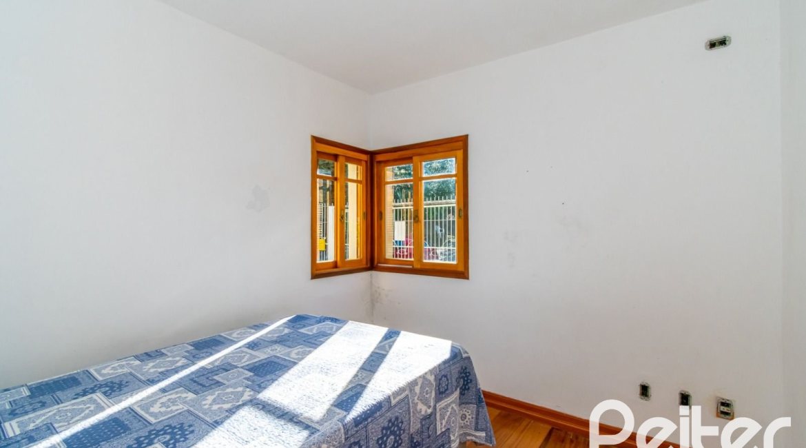 Casa à venda com 380m², 4 dormitórios, 2 suítes, 3 vagas, no bairro Vila Assunção em Porto Alegre