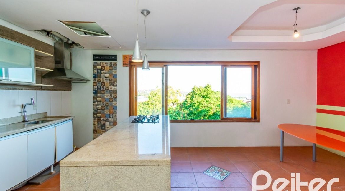 Casa à venda com 380m², 4 dormitórios, 2 suítes, 3 vagas, no bairro Vila Assunção em Porto Alegre