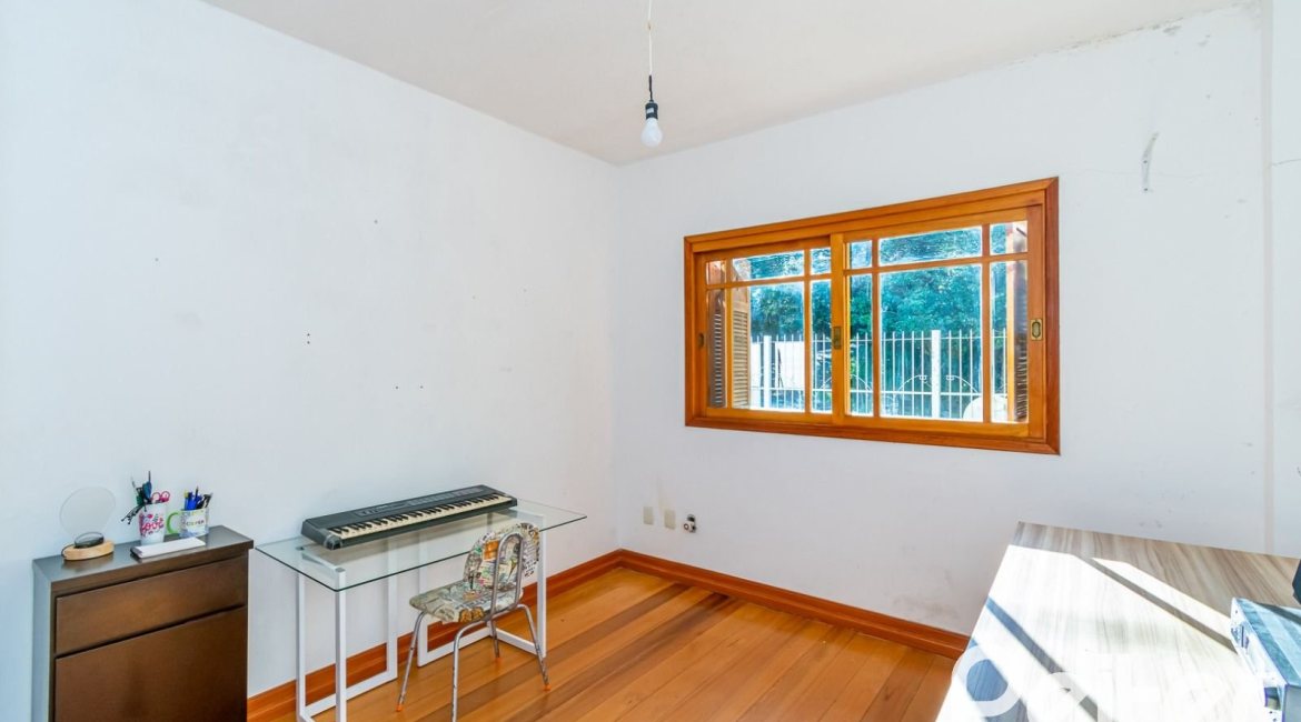 Casa à venda com 380m², 4 dormitórios, 2 suítes, 3 vagas, no bairro Vila Assunção em Porto Alegre