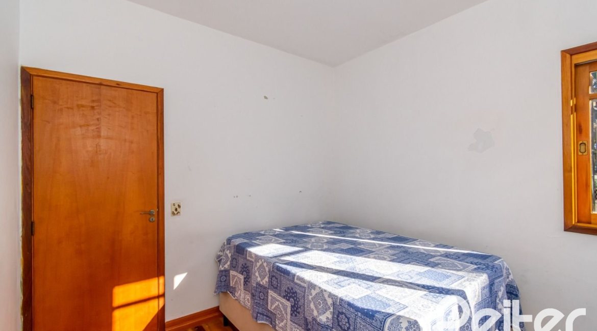 Casa à venda com 380m², 4 dormitórios, 2 suítes, 3 vagas, no bairro Vila Assunção em Porto Alegre