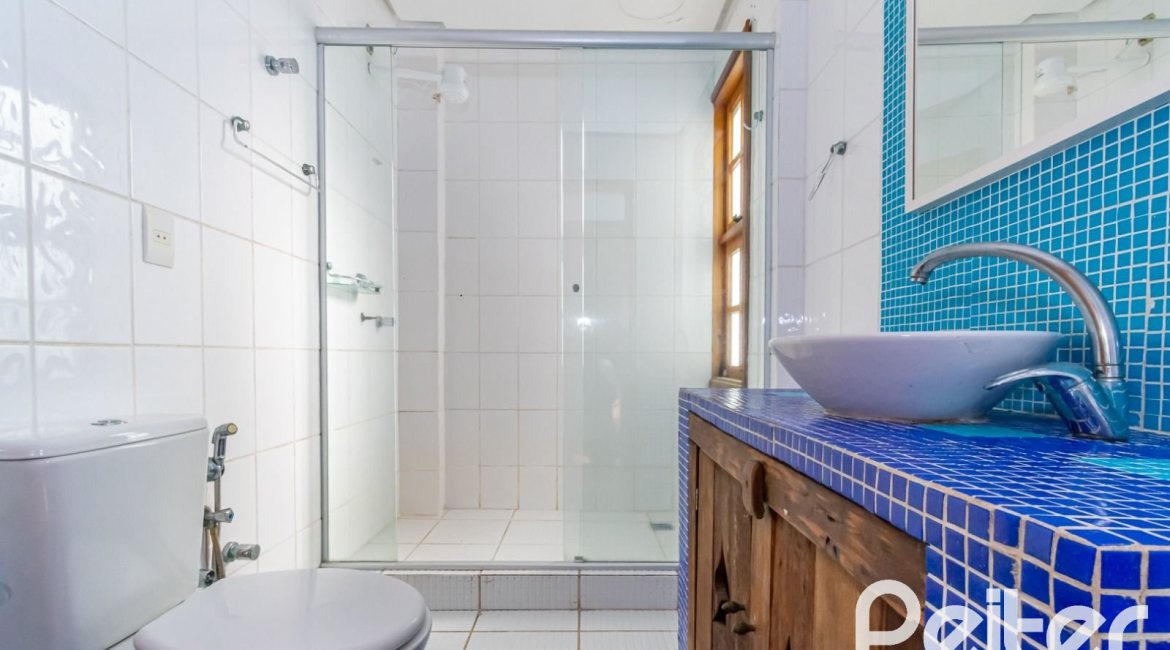 Casa à venda com 380m², 4 dormitórios, 2 suítes, 3 vagas, no bairro Vila Assunção em Porto Alegre