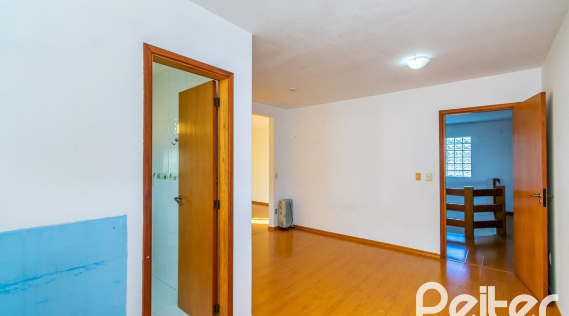 Casa à venda com 380m², 4 dormitórios, 2 suítes, 3 vagas, no bairro Vila Assunção em Porto Alegre