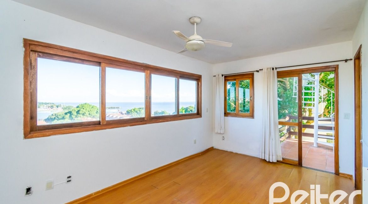 Casa à venda com 380m², 4 dormitórios, 2 suítes, 3 vagas, no bairro Vila Assunção em Porto Alegre