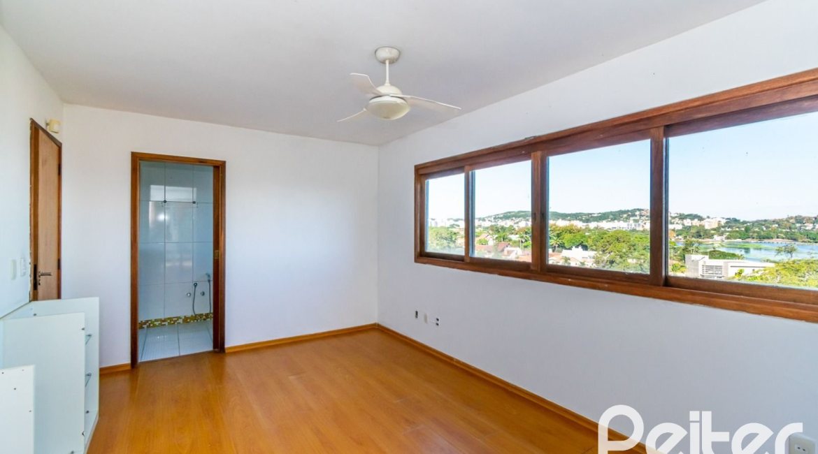 Casa à venda com 380m², 4 dormitórios, 2 suítes, 3 vagas, no bairro Vila Assunção em Porto Alegre