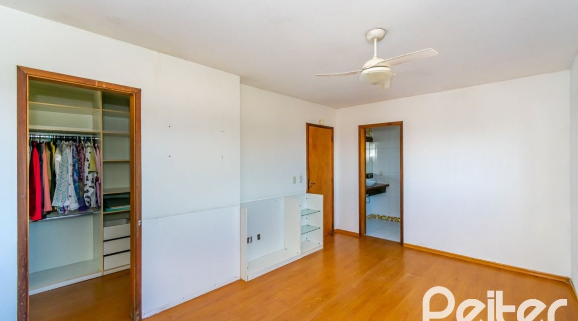 Casa à venda com 380m², 4 dormitórios, 2 suítes, 3 vagas, no bairro Vila Assunção em Porto Alegre